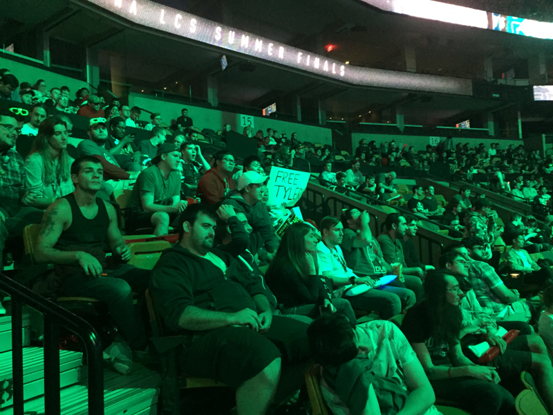 A polite audience... except for that “Free Tyler” troublemaker.
